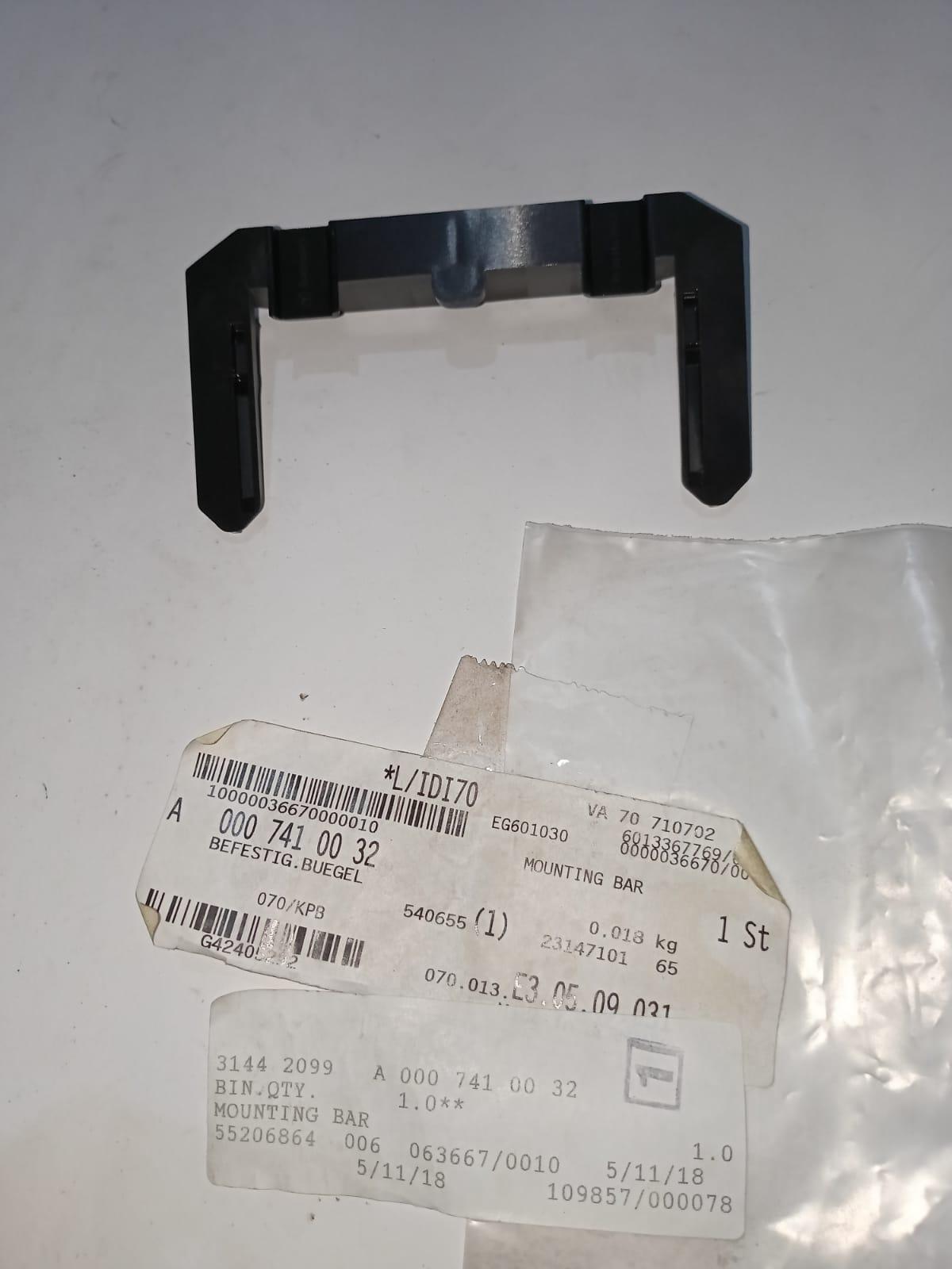 Mercedes-Benz C207 Handle Clamp 0007410032