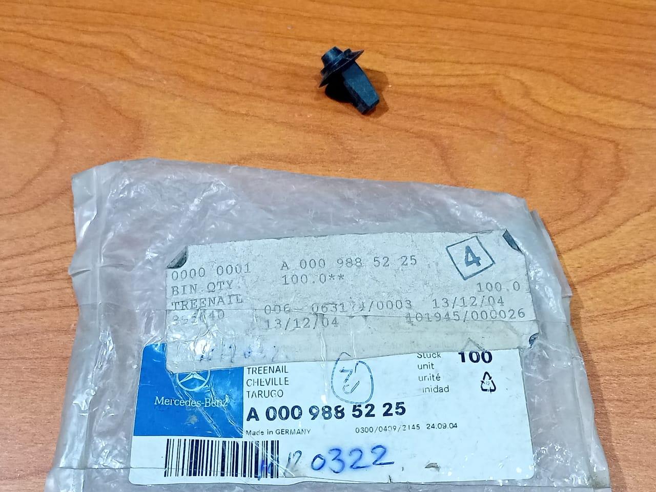MERCEDES BENZ  A 0009885225  W124 Rocker panel moulding retainer clips