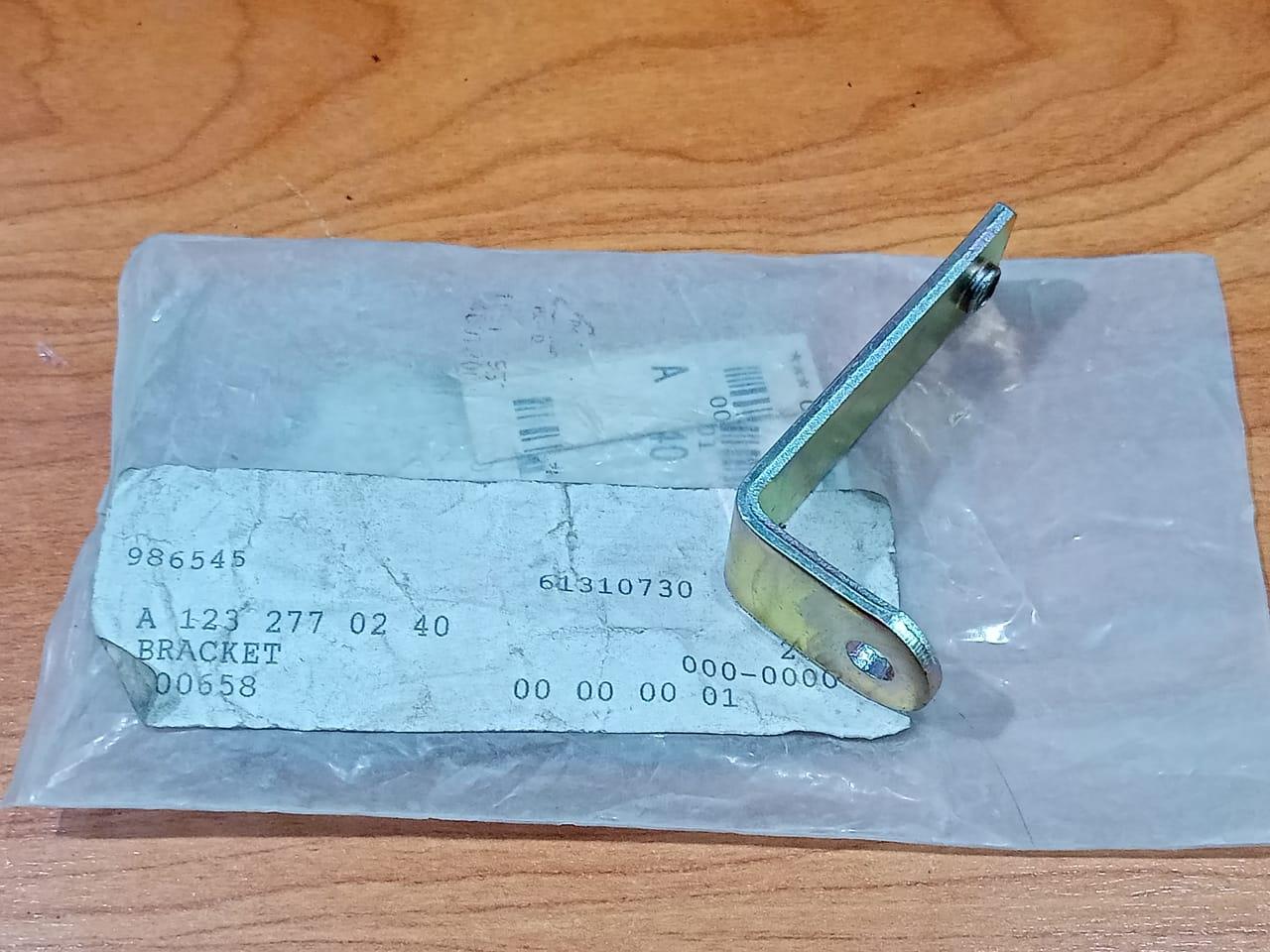 Mercedes-Benz W123 W124 Engine Oil Line Bracket