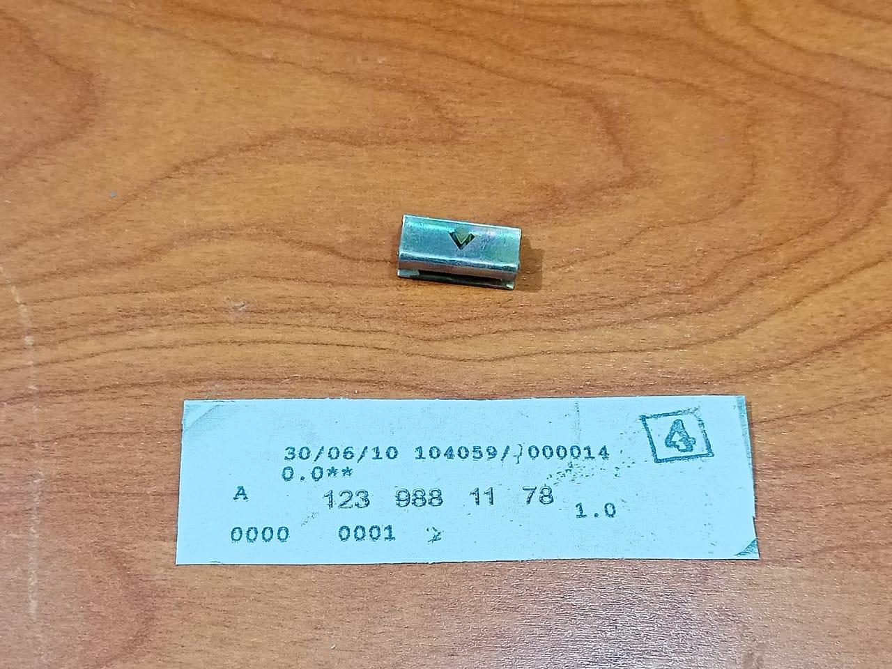 MERCEDES BENZ W123 C126 Door Window Trim Clamp A1239881178