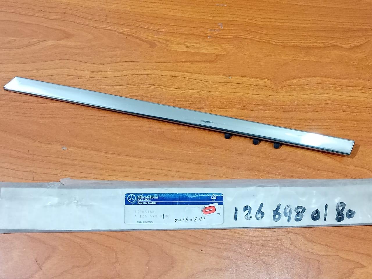 Genuine Mercedes W126 SEL SE SEC front fender moulding A1266980180 LH
