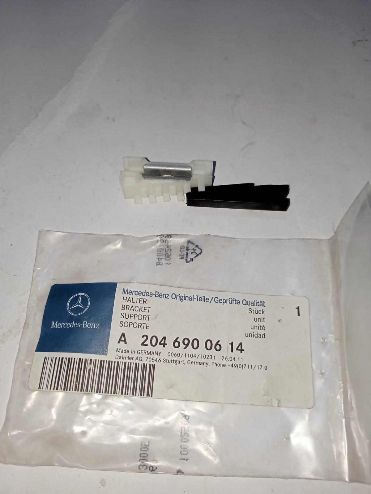 Mercedes-Benz W204 Roof Molding Bracket 2046900614