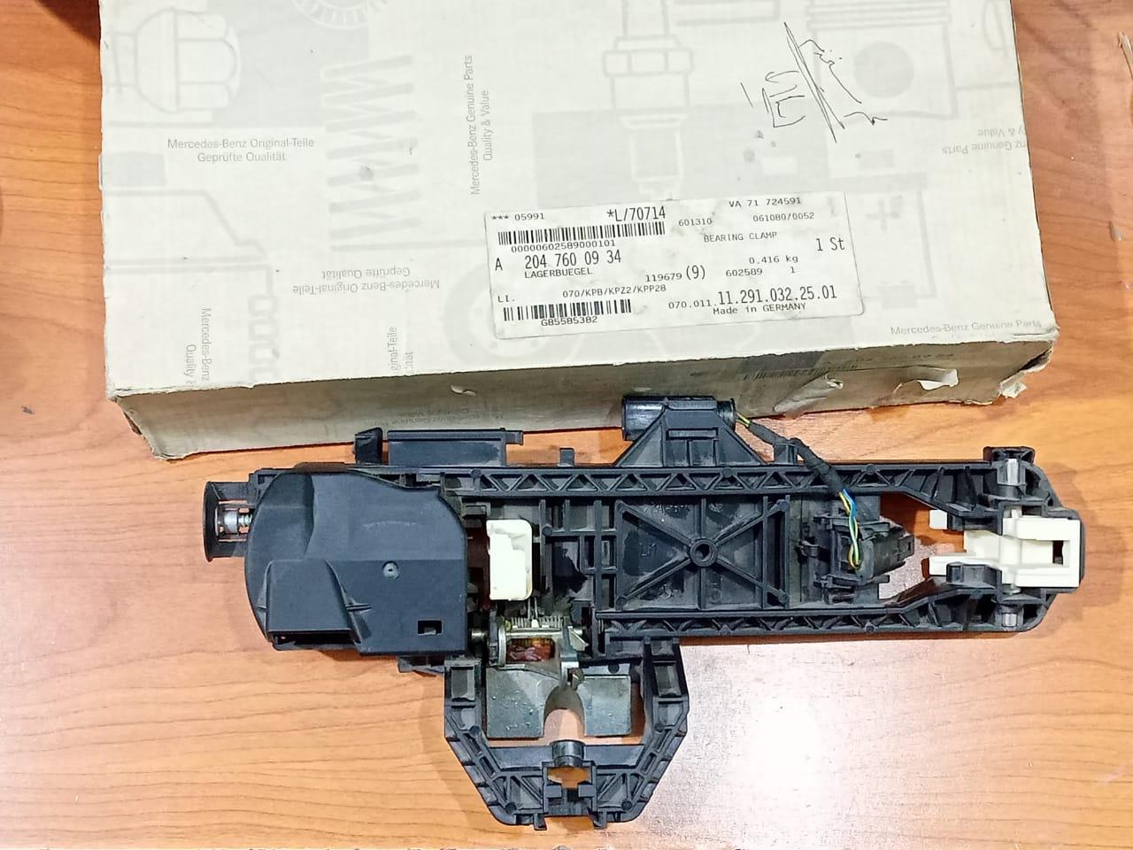 MERCEDES BENZ W204 Front Left Handle Bracket A2047600934