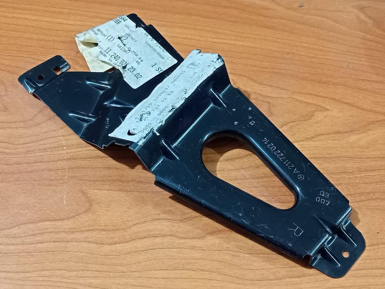 MERCEDES BENZ W211 Front Right Door Support Bracket A2117220214
