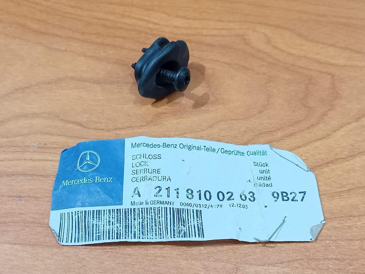 MERCEDES BENZ  A 2118100263 9B27   E W211 LUGGAGE NET LOCK