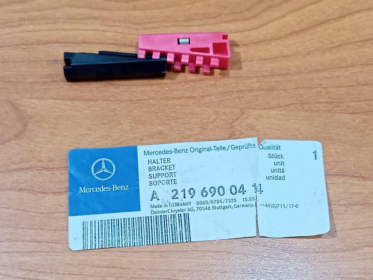 MERCEDES BENZ W219 W211 Roof Drip Molding Bracket A2196900414