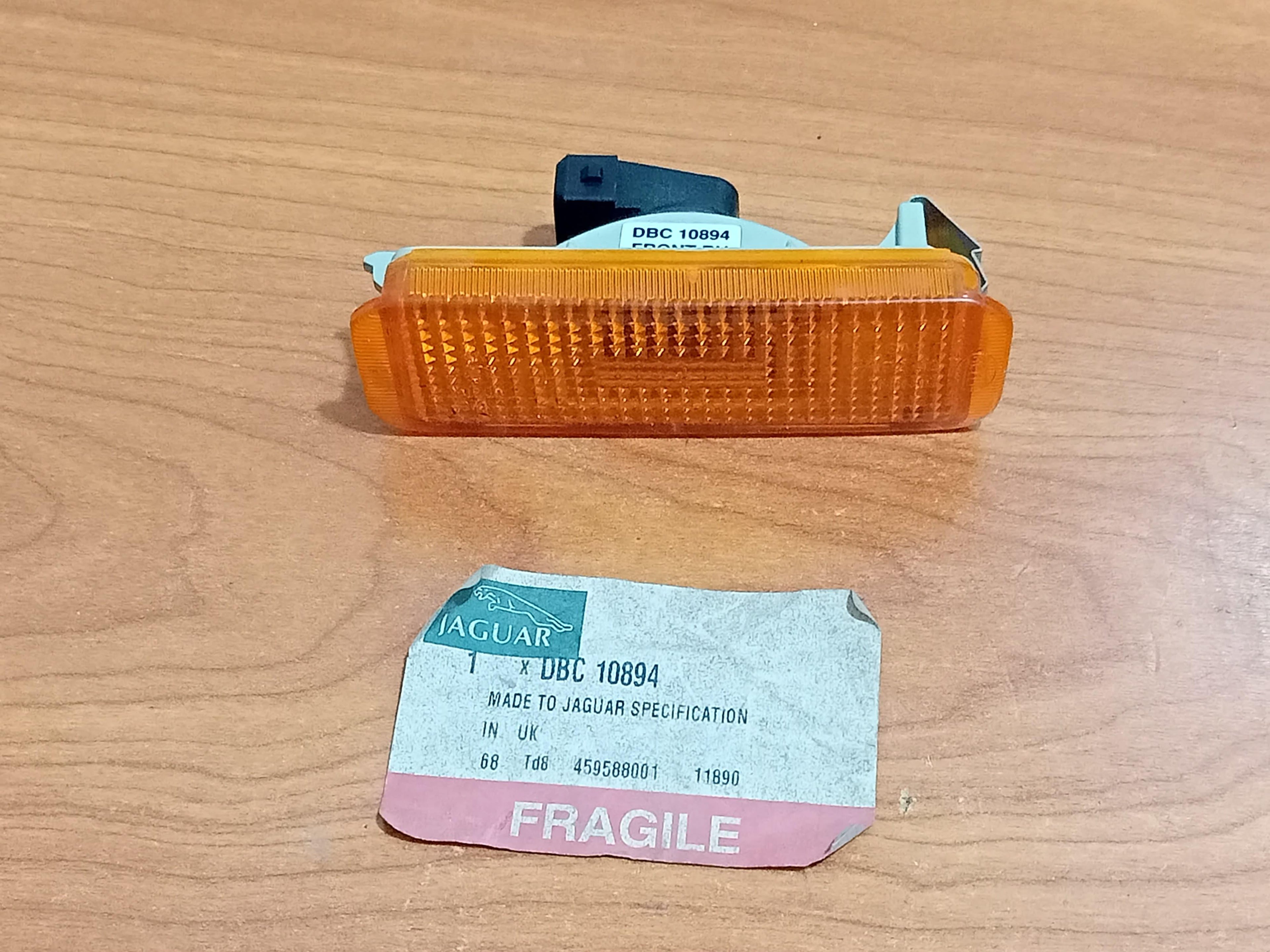 JAGUAR DBC10894 XJ6 XJ8 XJR X300 1995-1997 Front Bumper Side Marker Reflex Lamp