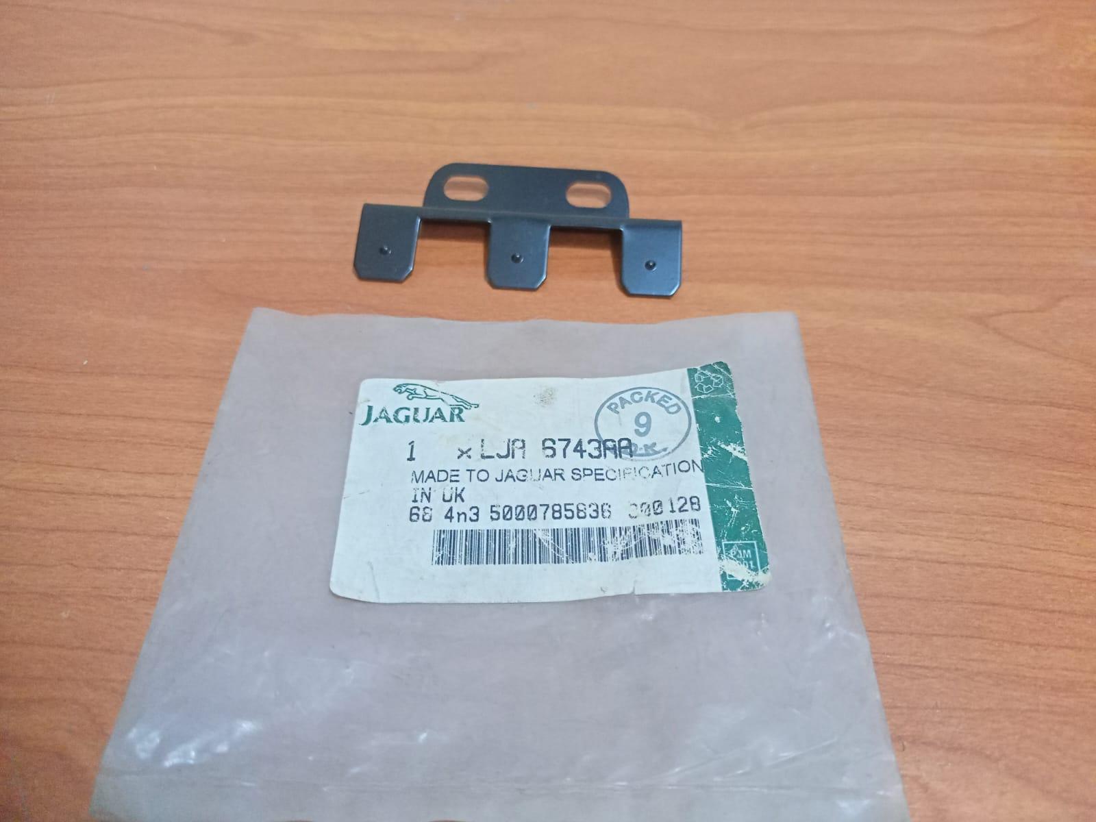 JAGUAR LJA6743AA XK8 XKR 1997-2006 Interior Glovebox Fuse Box Relay Mount Bracket