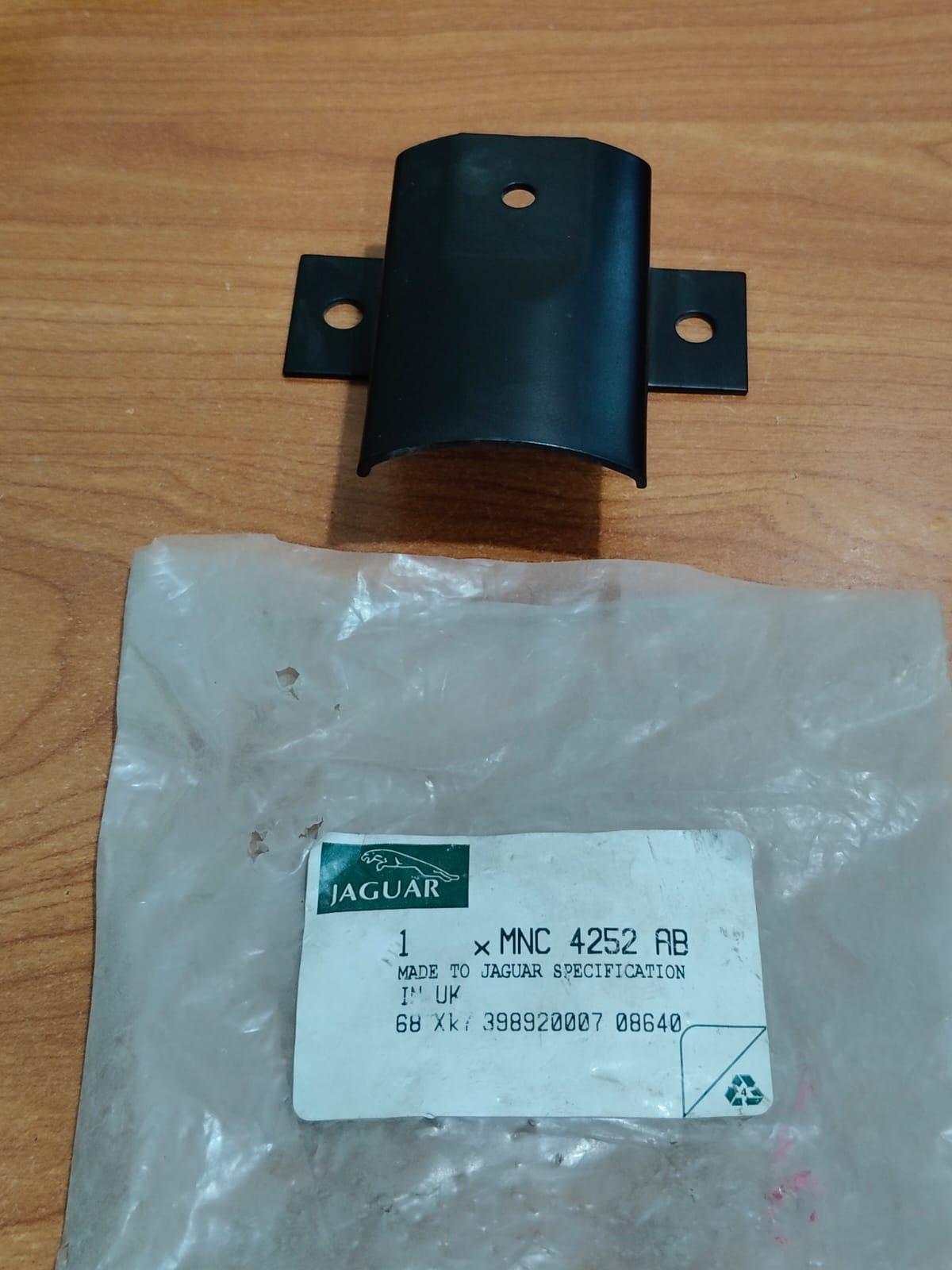 JAGUAR MNC4252AB XJ8 XJR X308 Front Suspension Lower Shock Absorber Mount Bracket
